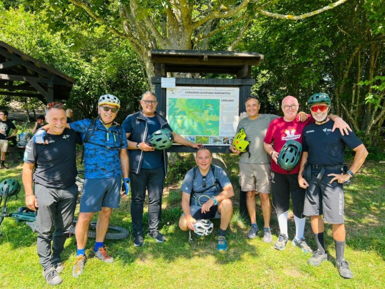 Presidente Toti visita entroterra savonese, bike tour su Colle Melogno