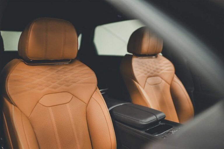 Bentley nel suo percorso sostenibile lancia la pelle Olive Tan