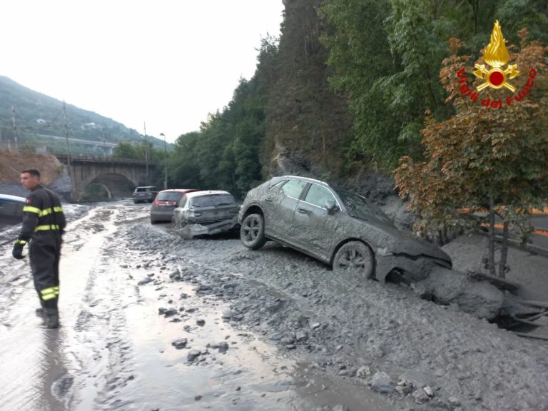 Esonda torrente a Bardonecchia, fango e detriti invadono il centro