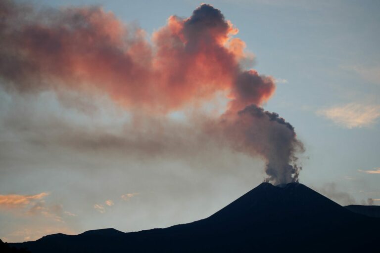Allerta sale a “Preallarme” sull’Etna, operativo l’aeroporto di Catania