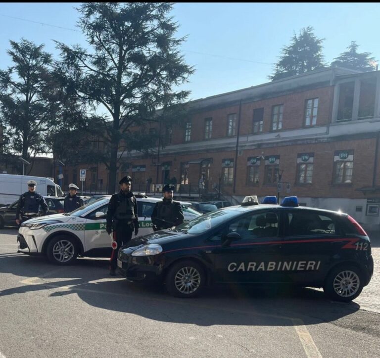 Uomo minaccia di gettarsi da un tetto a Luino, salvato dai Carabinieri