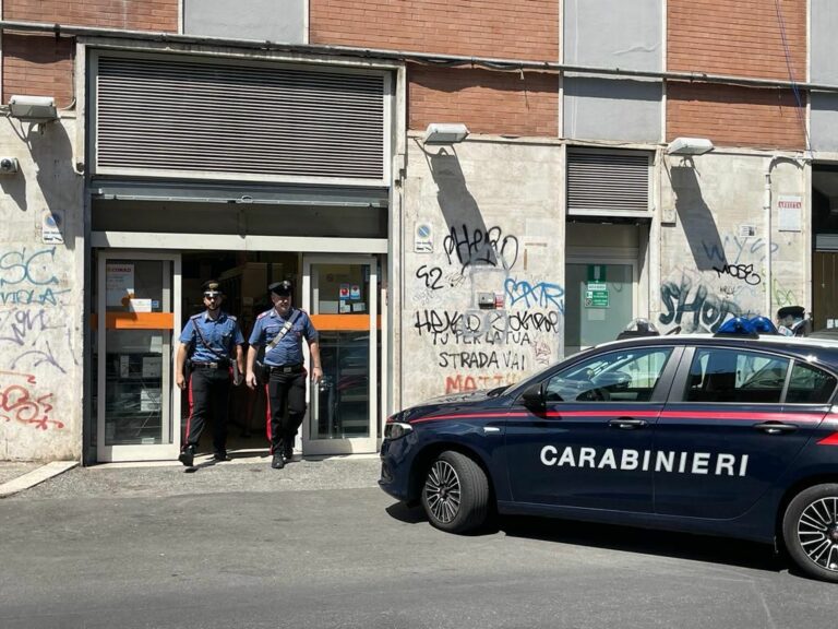 Armato di coltello rapina due supermercati, 22enne arrestato a Roma