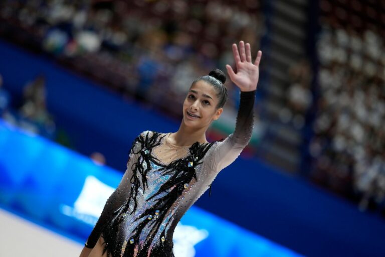 Sofia Raffaeli insegue il bis iridato con “Il Mondo” di Iako