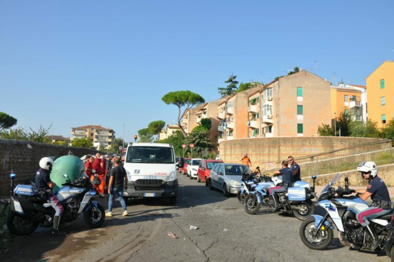 Controlli a tappeto della polizia nel quartiere di San Basilio a Roma