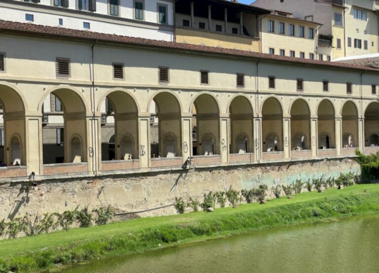 Imbrattate le colonne del Corridoio Vasariano a Firenze
