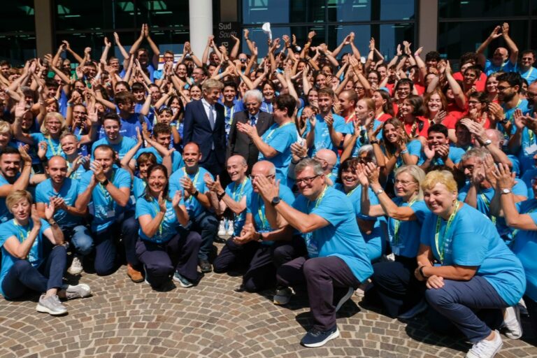 Mattarella ai giovani “Usate i social con intelligenza”