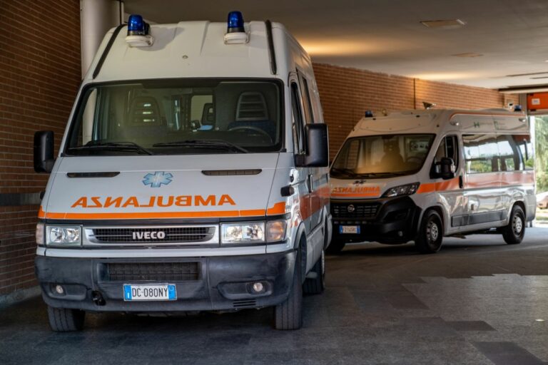 A Torino bimba cade dal quinto piano, presa al volo da un passante