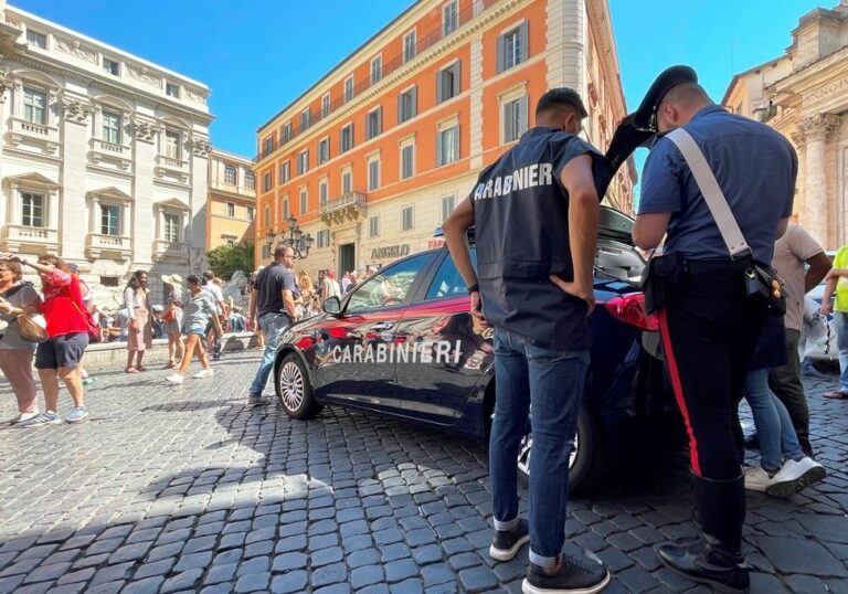 Turisti nel bersaglio dei borseggiatori, nove arresti a Roma