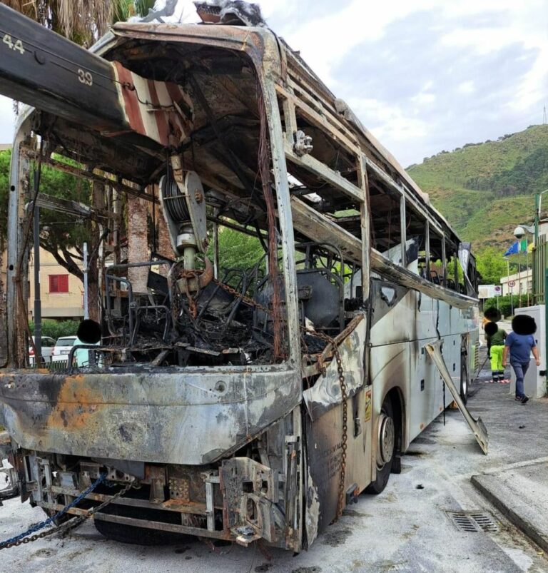 Autista bus privato sfonda cancello comune Pozzuoli e incendia mezzo