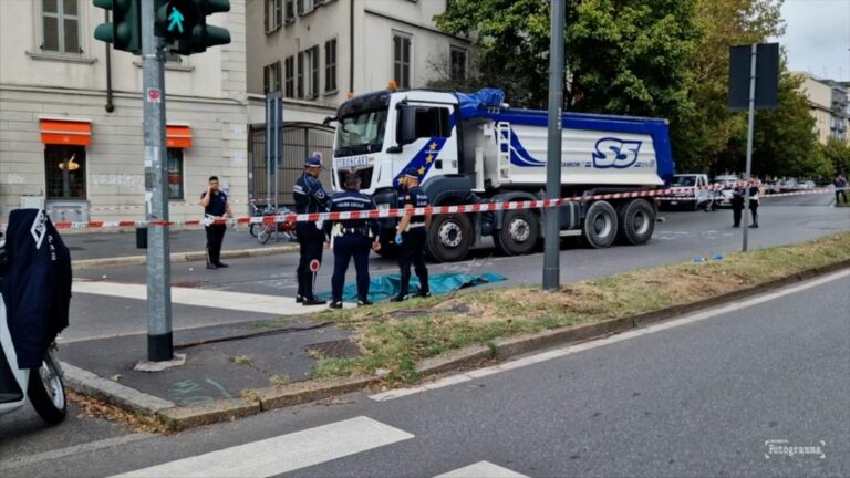 Ciclista 28enne travolta da un camion in Porta Romana a Milano