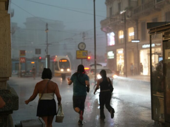 MILANO - Forte nubifragio su Milano
