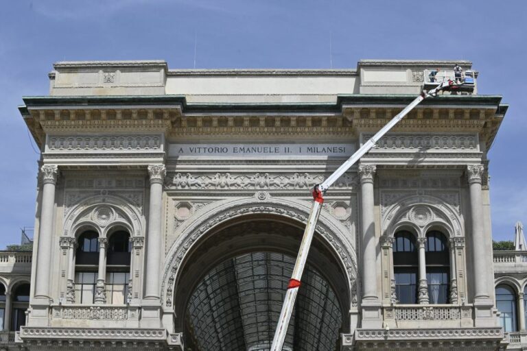 Ripulita la facciata vandalizzata della Galleria di Milano
