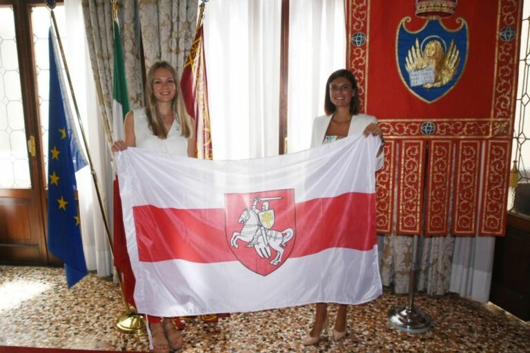 La bandiera storica della Bielorussia a Ca’ Farsetti