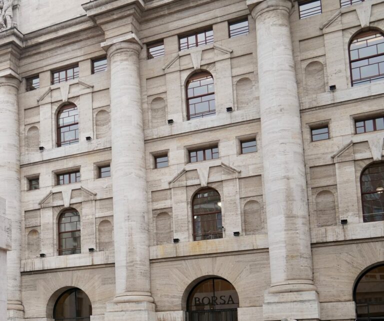 Apertura in calo per Piazza Affari