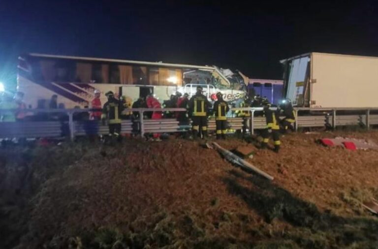 Scontro fra pullman e tir sull’A4 in direzione Trieste, tre feriti gravi
