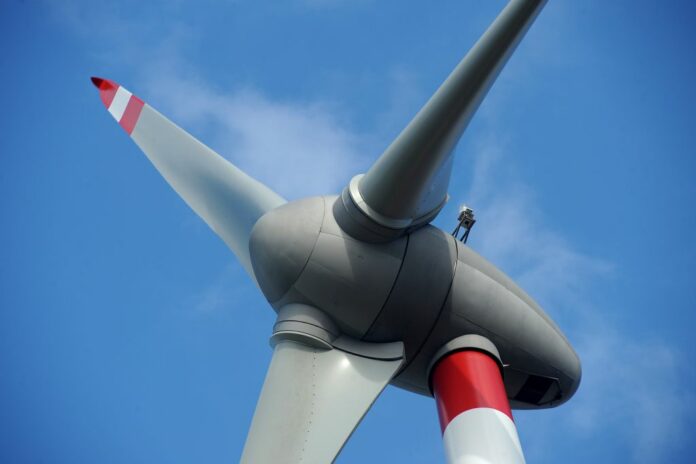 IMPIANTO EOLICO, CHE PRODUCE ENERGIA PULITA RINNOVABILE