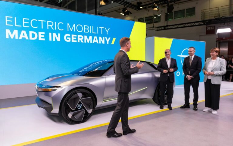 Il Cancelliere tedesco Scholz visita lo stand Opel all’IAA Mobility