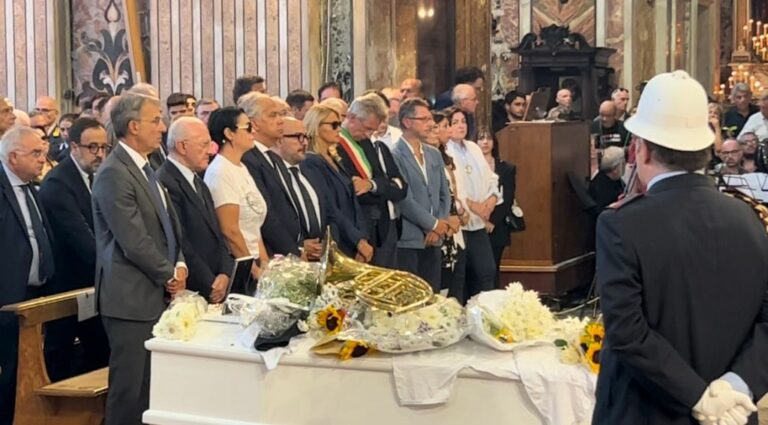 In migliaia in piazza a Napoli per il funerale del musicista Cutolo