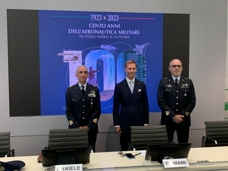 Frecce tricolori su Milano per i 100 anni dell’Aeronautica Militare
