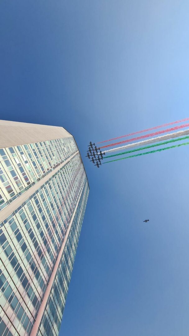 Le Frecce Tricolori sorvolano Milano per centenario dell’Aeronautica
