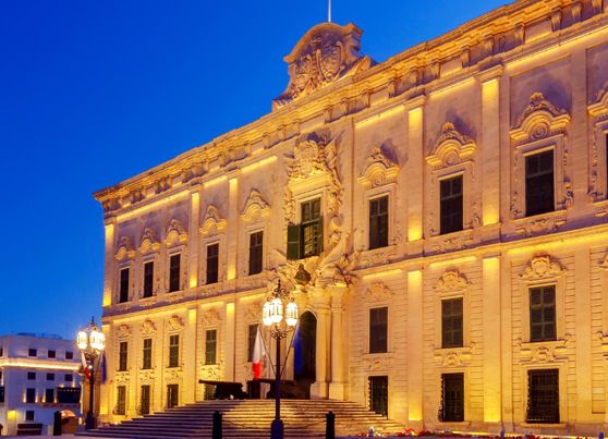 Malta, Italian fined for damaging the steps of the office Prime Minister