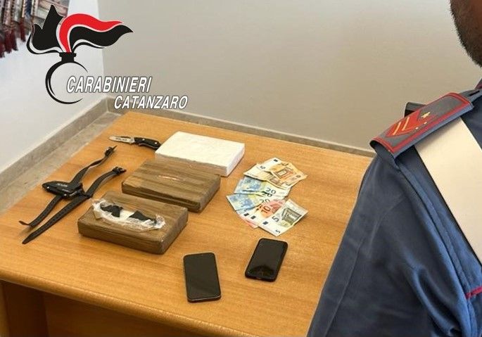 In auto con 3 chili di cocaina, due arresti in provincia di Catanzaro