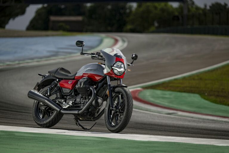 Svelata a Mandello la nuova Moto Guzzi V7 Stone Corsa