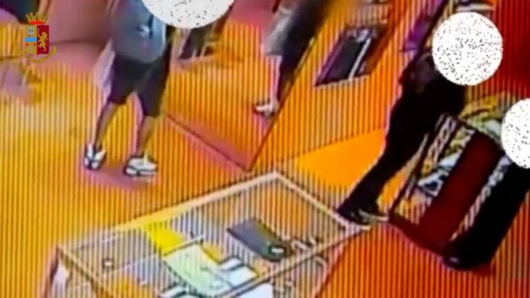 Milano, rubano polo e cappellini in negozio. Due arresti