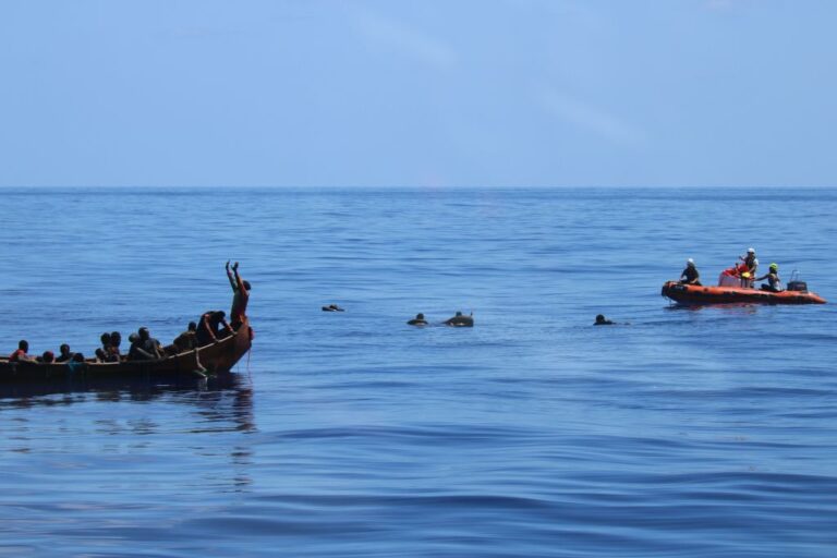 Emergenza a Lampedusa, nell’hotspot 3800 migranti mentre proseguono gli sbarchi