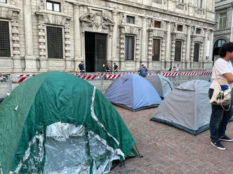 Milano, protesta tende davanti a Palazzo Marino “Qui a oltranza”
