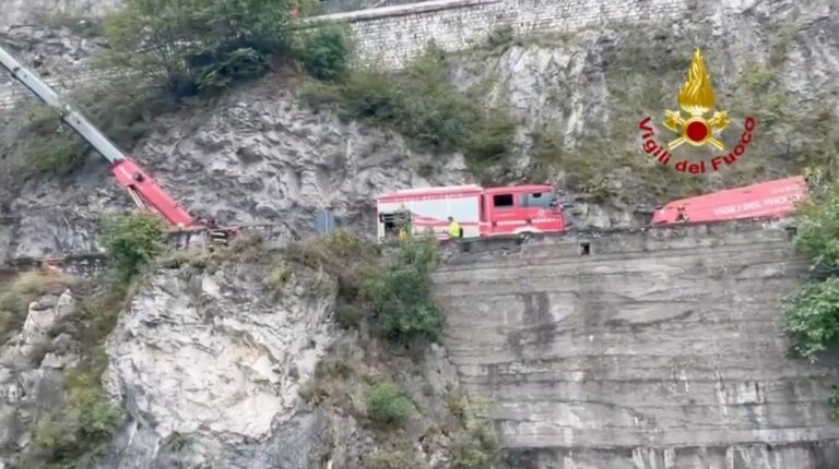 Camion cade in una scarpata nel Bresciano, morto l’autista