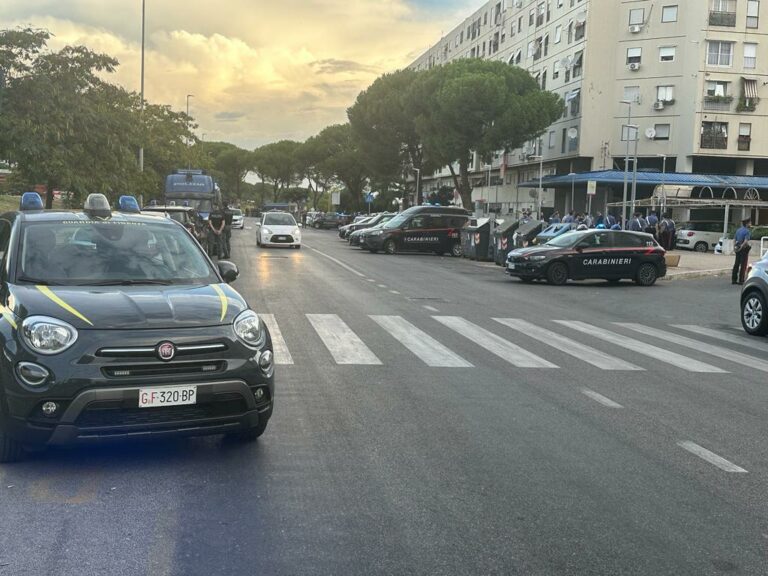 Roma, blitz a Tor Bella Monaca. Due arresti, trovate 300 dosi droga