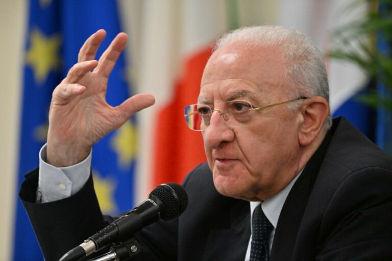Immigrazione, De Luca “Meloni? Metterci la faccia non basta”
