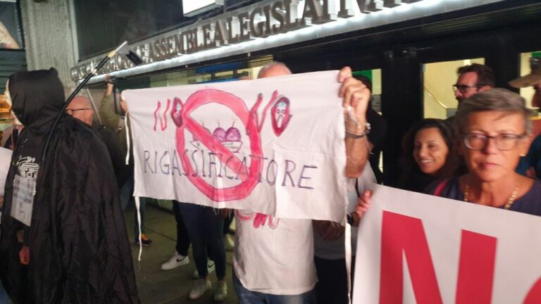 Energia, protesta contro rigassificatore davanti a Regione Liguria