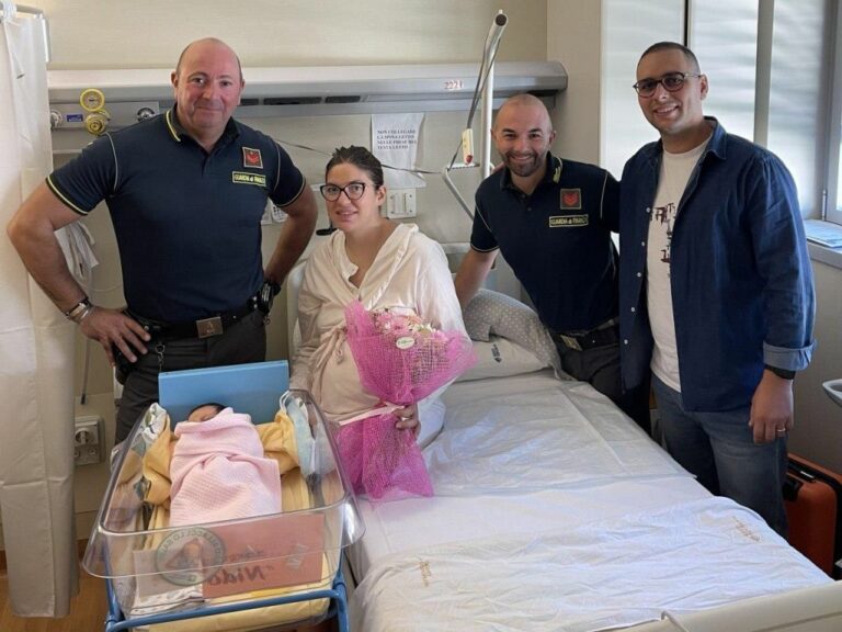 Como, sta per partorire nel traffico. Scortata in ospedale dalla Gdf