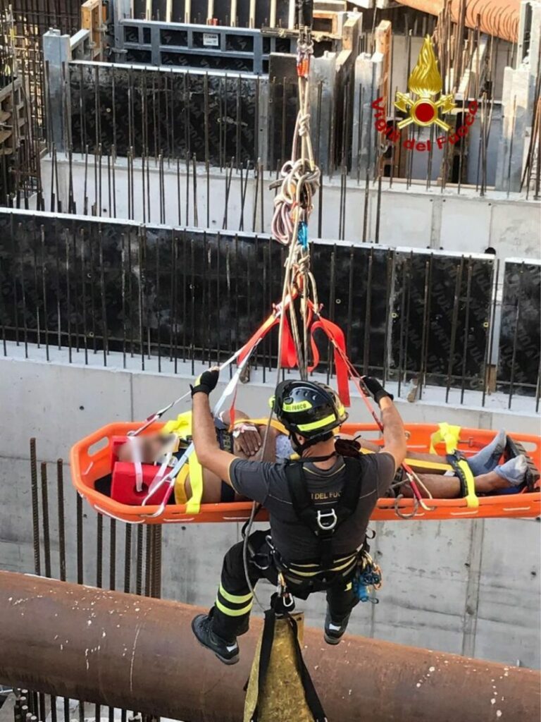 Milano, operaio cade da 10 metri in un cantiere. Non è grave