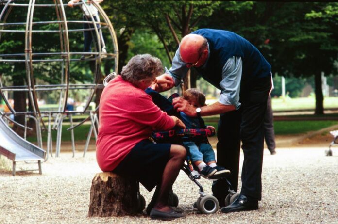 NONNI CON NIPOTI ANZIANI E BAMBINI ALL' APERTO INVERNO