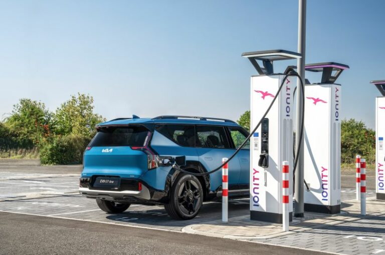 Kia, tecnologia plug & charge per ricariche Ev più veloci