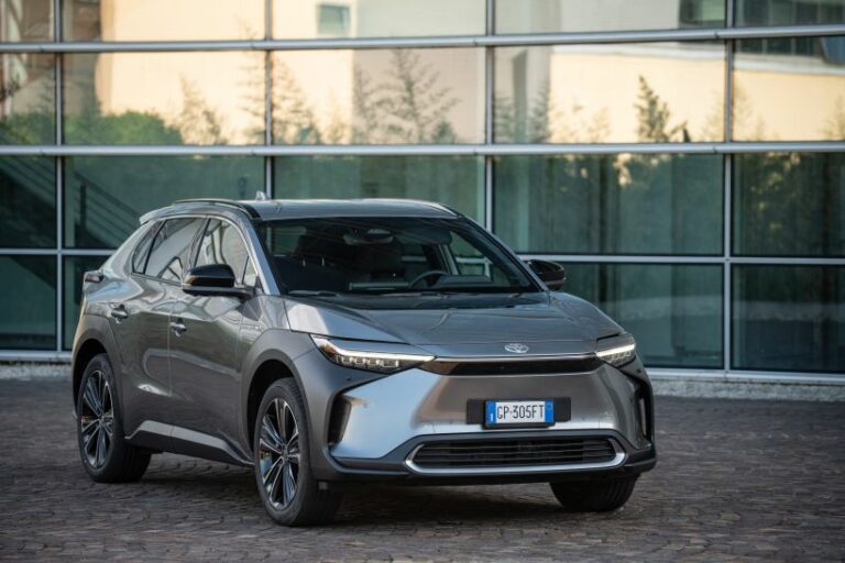 Toyota presenta bZ4X, il primo suv 100% elettrico