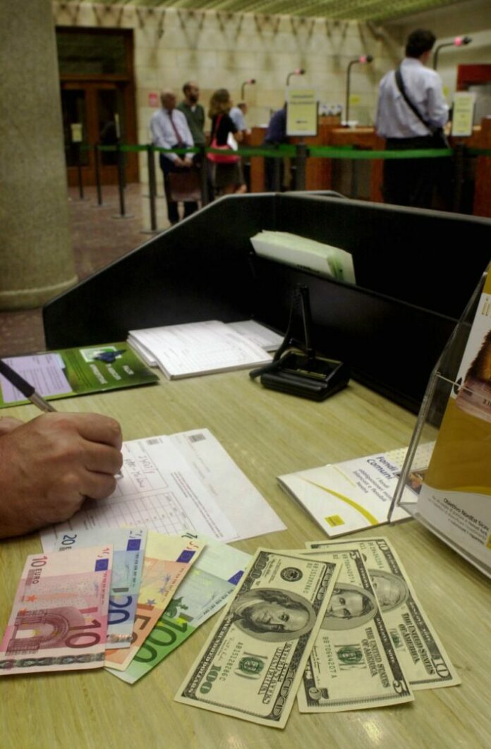 BANCONOTE DI EURO E DOLLARI INSIEME PER PARITA DI CAMBIO