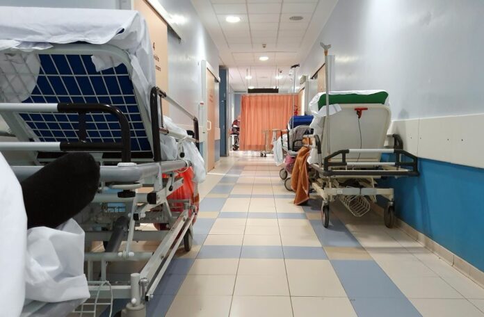 Milano,Pronto Soccorso Fatebenefratelli, barelle nei corridoi del pronto soccorso