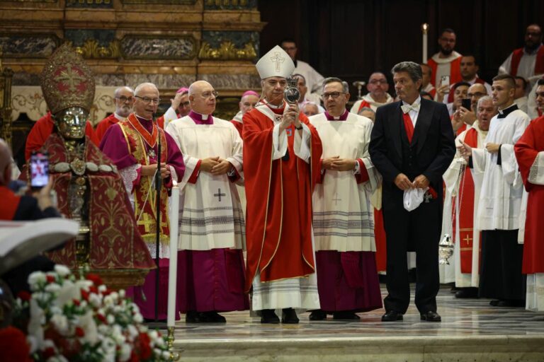 Al Duomo di Napoli si ripete il miracolo del sangue di San Gennaro