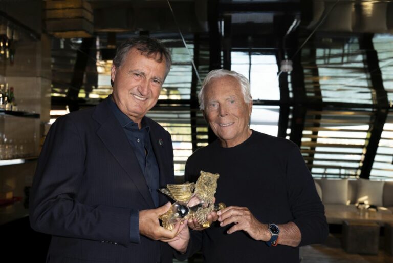Il sindaco di Venezia Brugnaro consegna il Leone d’Oro a Giorgio Armani