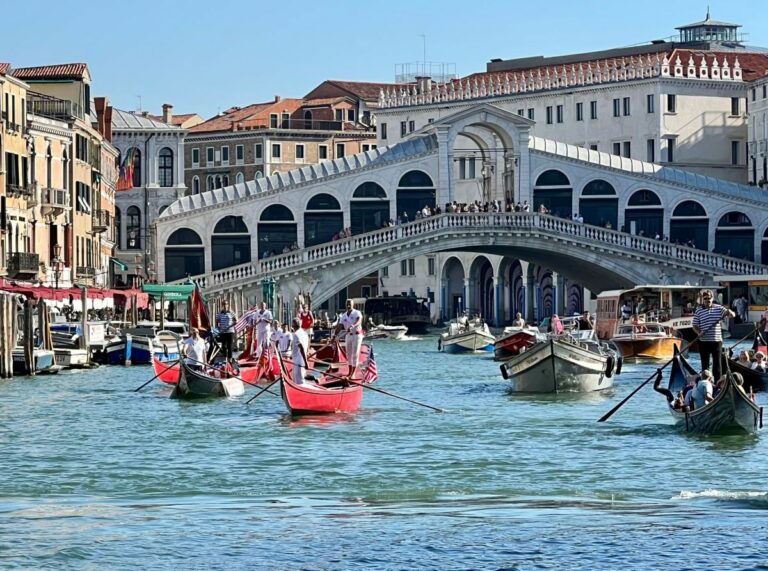 Corteo gondolieri a Venezia in ricordo vittime dell’11 settembre