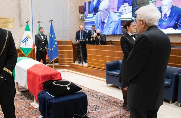 Addio a Napolitano, camera ardente in Senato. L’omaggio di Mattarella e Meloni, visita a sorpresa del Papa