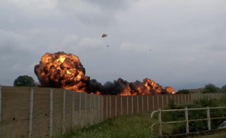 Precipita un aereo delle Frecce Tricolori, muore una bimba di 5 anni a Torino, l’aeroporto resta chiuso