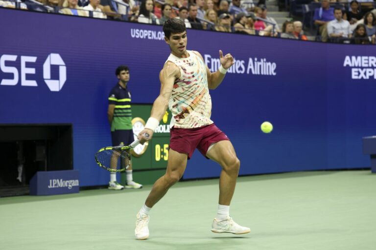 Tennis, a Pechino Alcaraz batte Musetti e vola ai quarti