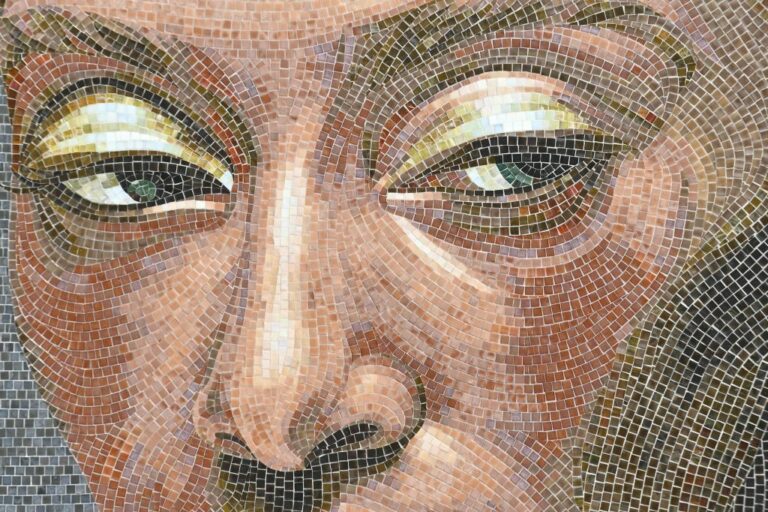 Milano, svelato il mosaico che celebra la prima super modella nera