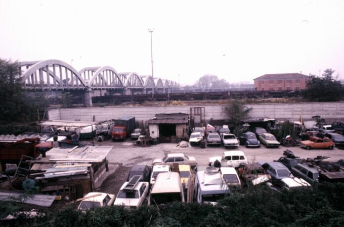 PERIFERIA DI MILANO SESTO SAN GIOVANNI SFASCIACARROZZE DEMOLIZIONE AUTO AUTODEMOLITORE ROTTAMAIO