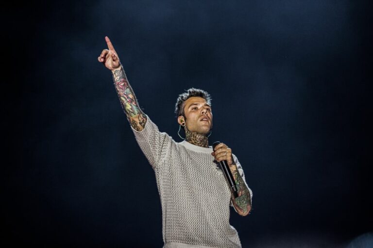 Fedez lascia l’ospedale Fatebenefratelli di Milano